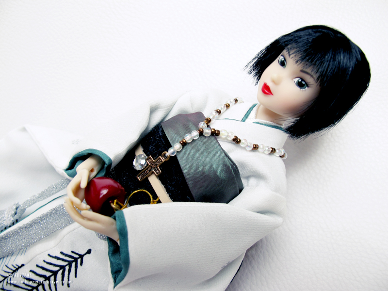 Momoko Snow White | With apple